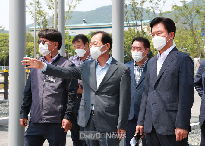 류한국 서구청장이 민선 7기 취임 3주년을 맞아 서대구역 공사 현장을 방문하고 있다. (사진=서구청 제공)