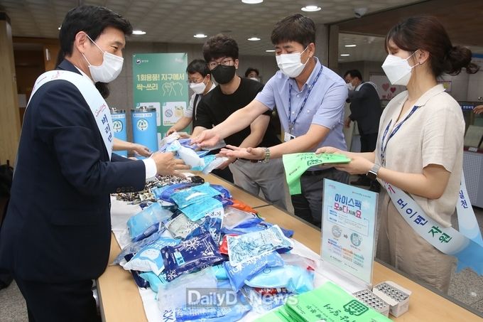 이태훈 달서구청장이 민선7기 3주년 첫 행사로 자원재활용 교환행사에 참여하고 있다. (사진=달서구청 제공)