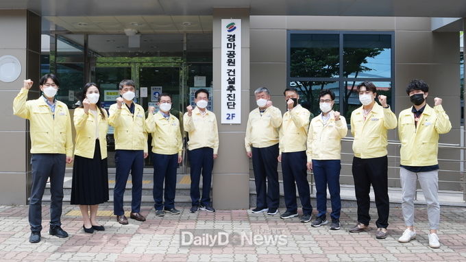 영천시 부시장 직속 경마공원건설추진단(단장 이근택) 설치 및 현판식(가운데 현판 왼쪽 최기문 영천시장, 오른쪽 윤문조 부시장)