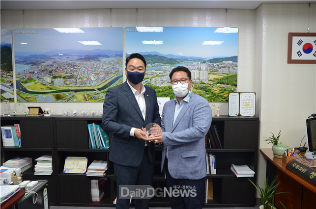 국민의힘 보좌진협의회 감사패 수여사진