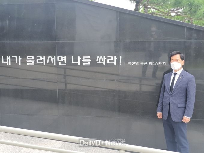 김승수 의원이 지난 3일 칠곡호국평화기념관을 방문해 백선엽 장군 서거 1주기을 추모하고 있다. (사진=김승수 의원실 제공)