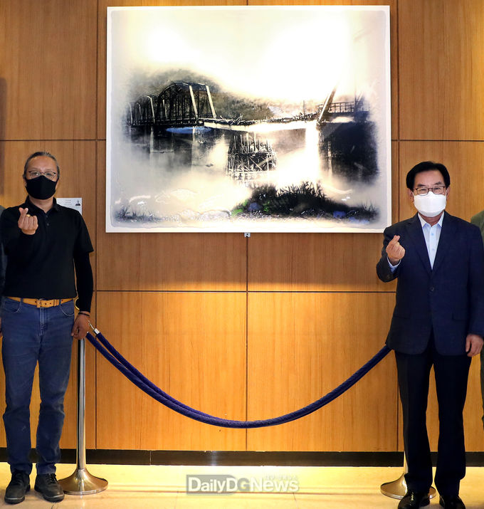 칠곡군 제공) 곽호철(좌) 맥심회장이 자신의 작품호국의 다리 앞에서 백선기(우) 칠곡군수와 기념촬영을 하고 있다