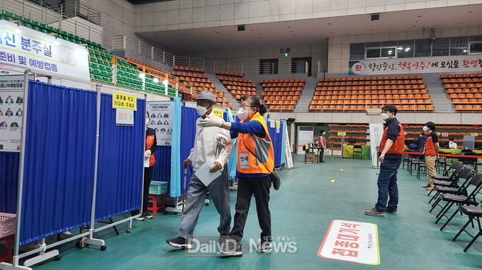 여성단체협의회 회원들이 백신 접종 대상자를 안내하는 장면
