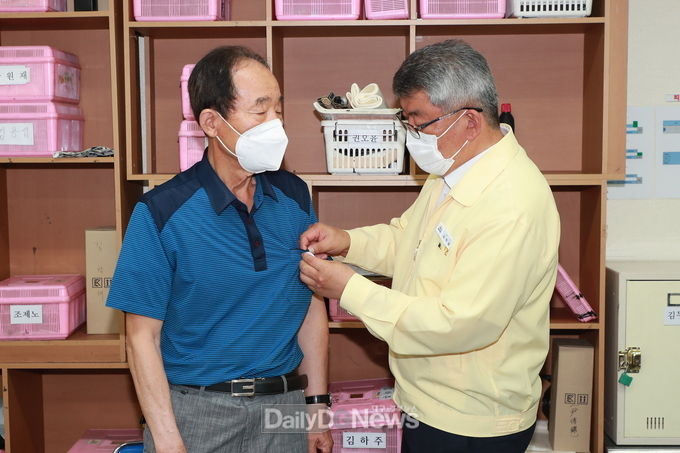 예천군, 1차 이상 예방접종 완료 75세 이상 어르신 우선 배부
