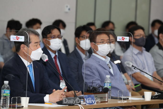 데일리대구경북뉴스 김형만 기자)경상북도가 7월 5일 경북도청 화백당에서 道, 도의회, 김천시, 시의회, 경북TP, 특구기업인 등 50여명이 참석한 가운데 언론사를 대상으로‘경북 스마트 그린물류 규제자유특구’지정 브리핑을 진행하고 있다.