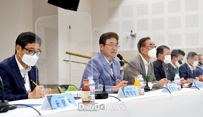 경상북도가 7월 6일 구미 새마을운동테마공원에서 항공․도시계획․항공물류 전문가들과 항공부품․방산 제조사, 반도체․의약품․농산물 등을 수출하는 지역기업 관계자들이 참여하는 항공산업 워킹그룹 킥오프미팅과 항공산업 육성 정책간담회를 개최하고 있다.