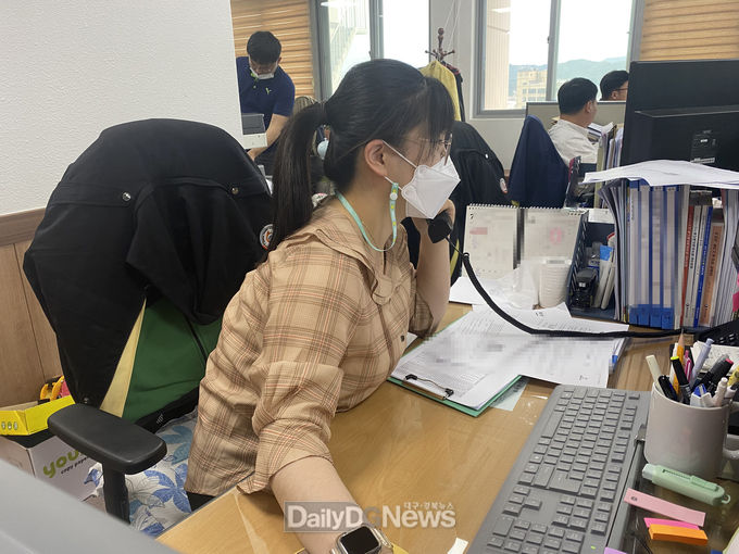 안동시, 도시건설국 직원이 아침에 출근하여 백신접종 어르신들 안부전화로 업무를 시작하고 있다.