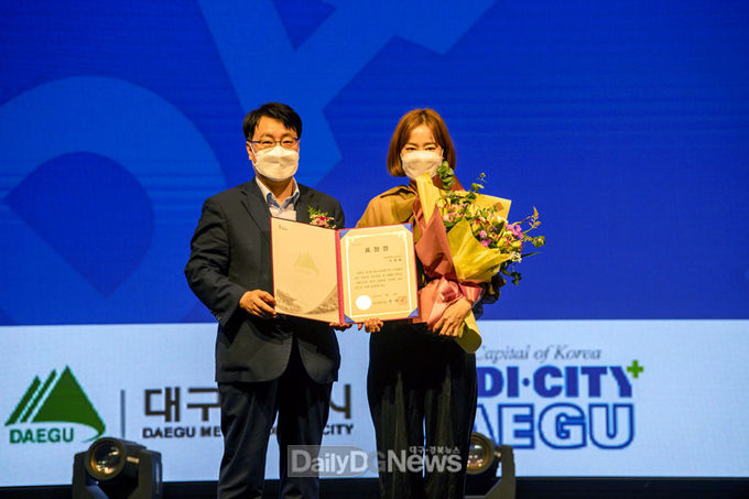 영남대병원 박계화 간호사(오른쪽)가 '2021 메디엑스포 코리아 대구국제의료관광전'에서 간호사로서 유일하게 대구광역시장 표창을 받고 기념촬영을 하고 있다. (사진=영남대병원 제공)