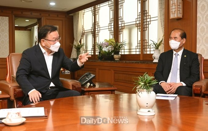 상강영석 상주시장(사진 오른쪽)이 김부겸 총리를 방문하여 시정현안에 대해 논의하고 있다.