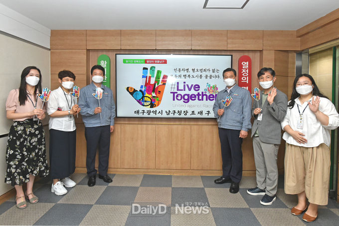 조재구 대구 남구청장이 지난 8일 리브투게더 릴레이 첼린지에 동참하고 있다. (사진=남구청 제공)