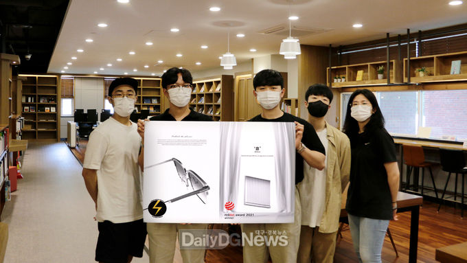 계명대학교 산업디자인과 학생들이 ‘2021 스파크 국제 디자인 어워드’에서 대상 및 우수상을 휩쓸고 기념촬영을 하고 있다. (사진=계명대 제공)