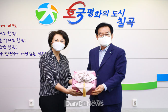 백선기 칠곡군수가 백선엽 장군 맏딸에게 사진책을 전달하고 있다