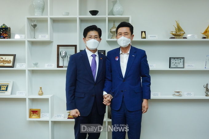 지난 6월 28일 이강덕 포항시장(오른쪽)이 노형국 국토교통부장관(왼쪽)을 만나 동해선 KTX 증편의 필요성과 수서행 KTX 신설을 적극 건의했다.