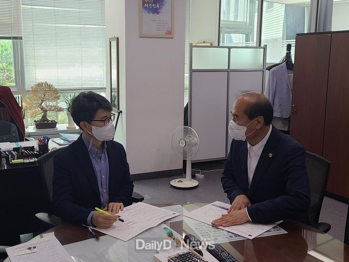강영석 상주시장이 7dnjf 12일 기획재정부를 방문해 김완섭 예산총괄심의관과 대화하고 있다.
