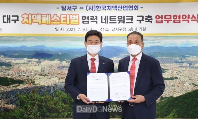 대구 달서구(구청장 이태훈. 왼쪽)와 한국치맥산업협회(회장 소진세, 오른쪽)가 업무협약 체결하는 모습. (사진=달서구청 제공)