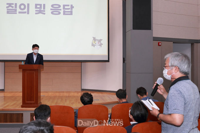 대구 북구청 북구지역 역점사업 추진 점검회의에서 질의, 응답 시간을 가지고 있다. (사진=북구청 제공)