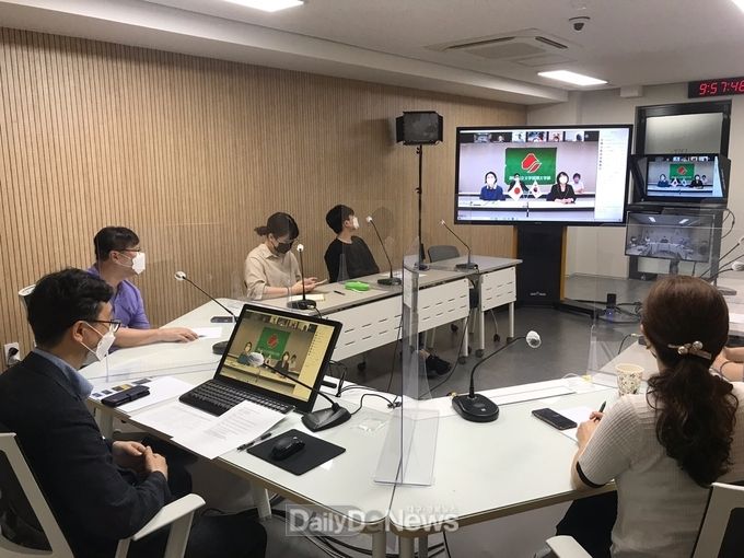 대구보건대학교 사회복지과가 지난 10일 일본 시즈오카현립대학교(University of Shizuoka, Junior College) 사회복지학과와 실시간 화상회의를 하고 있는 모습. (사진=대구보건대 제공)
