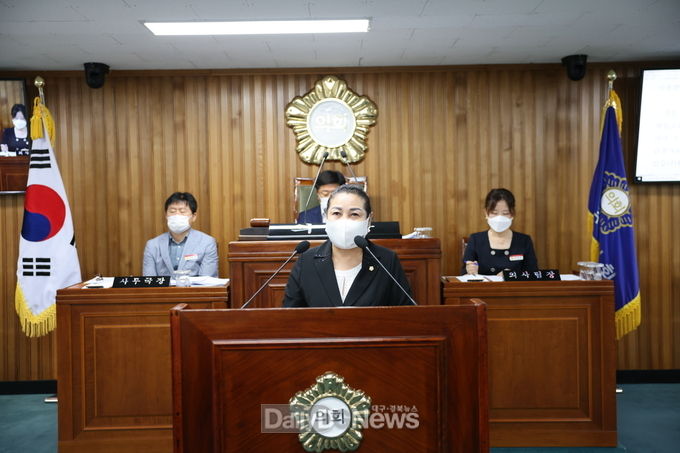 5분 자유발언하는 김화숙의원