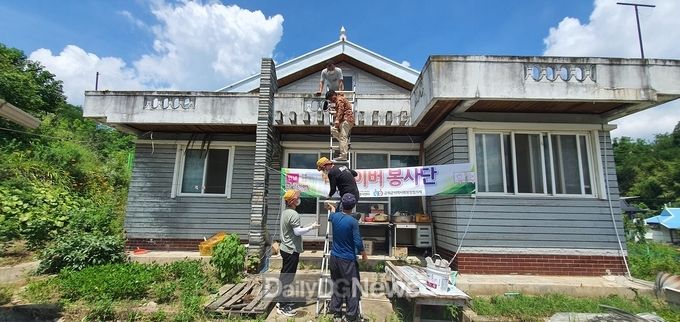 맥가이버 봉사단, 소보면 기초수급 노인가구 지붕누수 수리