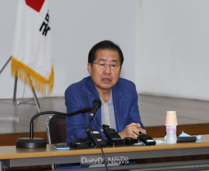 홍준표 의원이 16일 기자간담회 자리에서 권영진 시장과 이철우 지사에게 물 문제를 해결 못하면 물러나야 한다고 말하고 있다. (사진=이준호 기자)