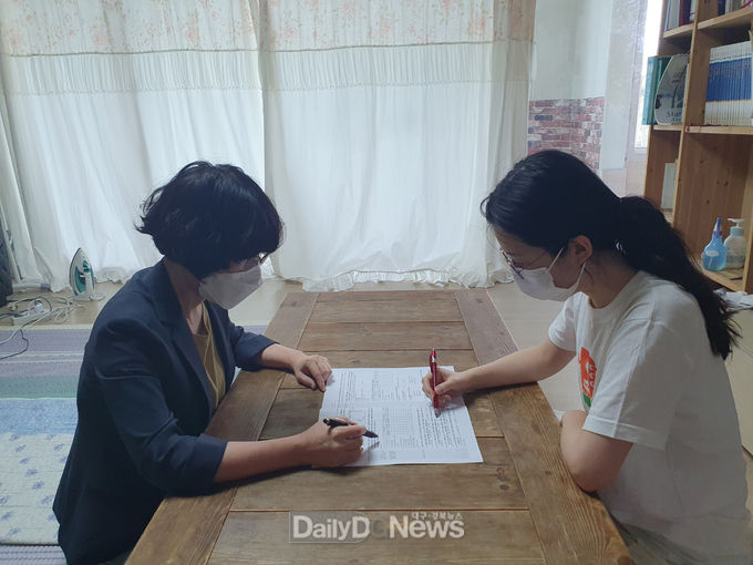 영주시, ‘2021 경상북도·영주시 사회조사’ 조사요원 모집 (가정을 방문해 조사하는 장면)