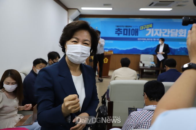 추미애 더불어민주당 대선 경선 후보가 19일 대구시의회에서 기자회견을 가지기 전에 기자들과 인사를 나누고 있다. (사진=이준호 기자)