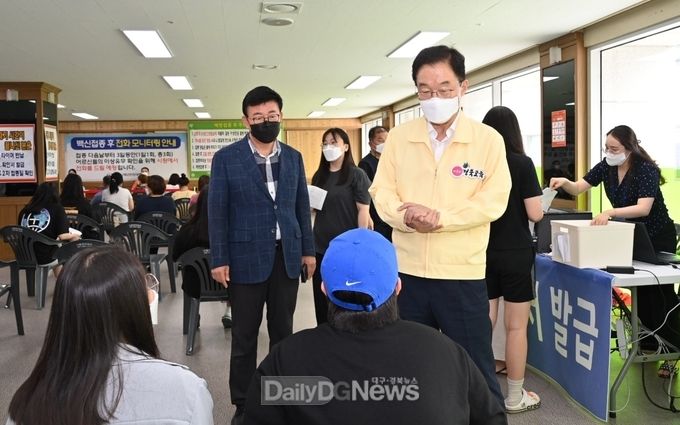 .임종식 교육감이 7월 19일 안동체육관 내 예방접종센터를 방문해 접종상황을 살펴보고, 고3 학생과 교직원을 비롯해 예방접종센터에서 근무하는 의사, 간호사 등 의료진에게 감사의 인사를 전하고 있다.