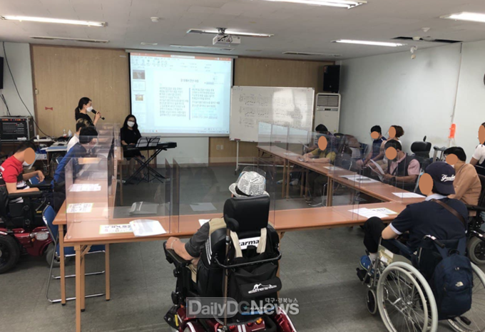 대구 동구청 장애성인 맞춤형 평생교육 실시 모습. (사진=동구청 제공)