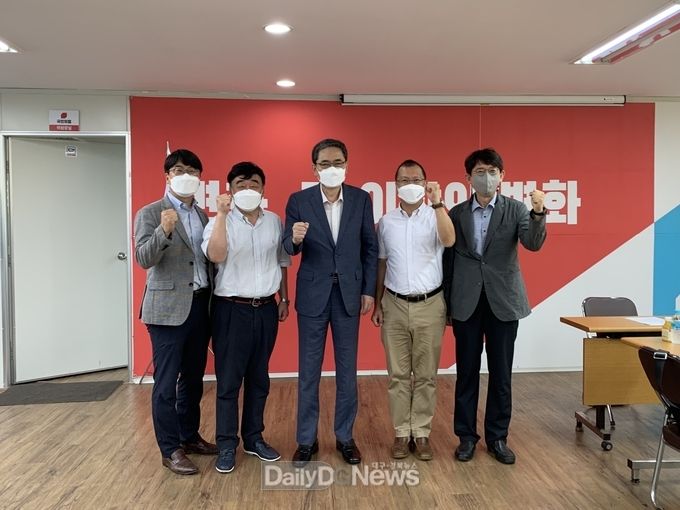 지역 7개 대학 LINC+사업단장과 곽상도 국회의원이 간담회를 가지고 기념촬영을 하고 있다. (사진=계명대 제공)