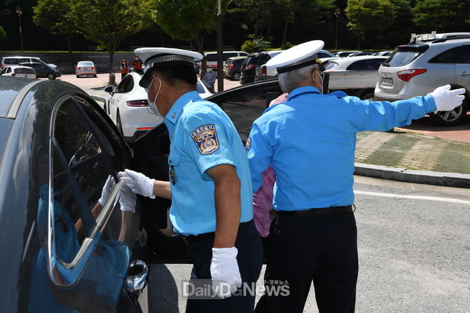 모범운전자 영주지회, 코로나19 교통안내 봉사 솔선수범 (코로나19 접종센터 교통안내하는 장면).