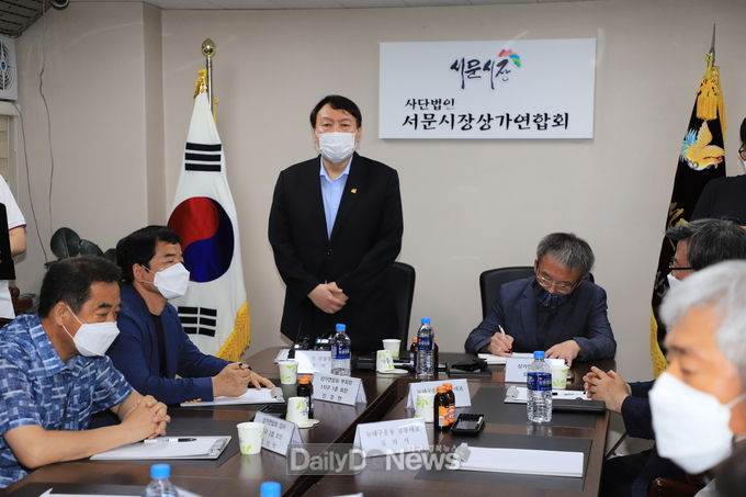 윤석열 전 검찰총장이 20일 서문시장상가번영회 사무실에서 인사말을 하고 있다. (사진=이준호 기자) 