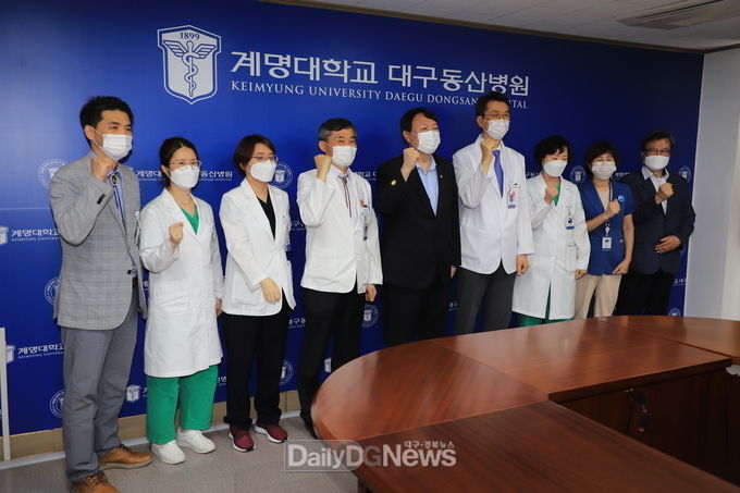 윤석열 전 검찰총장이 20일 계명대학교 대구동산병원을 방문, 간담회를 가진 후 기념촬영을 하고 있다. (사진=이준호 기자)
