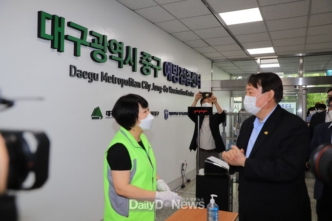 윤석열 전 검찰총장이 20일 계명대학교 대구동산병원 내에 위치한 대구시 중구 예방접종센터를 둘러보고 있다. (사진=이준호 기자)