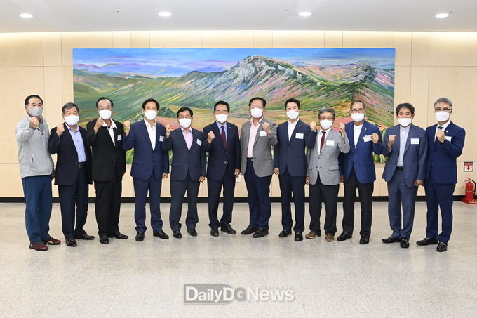 전국 228개 시‧군‧구 체육회장협의회가 지난 16일 대구 달성군 아젤리아 호텔에서 총회를 개최하고 기념촬영을 하고 있다. (사진=달성군 제공)