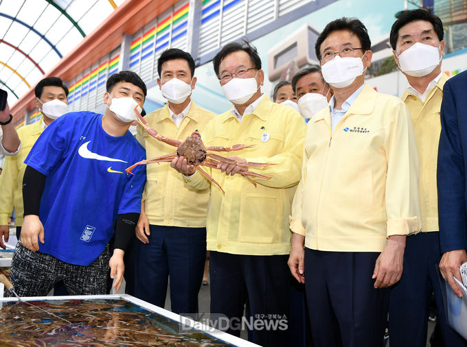 김부겸 국무총리가 7월 21일 포항 죽도시장을 방문하여 방역을 점검하며 시민과 이야기를 나누고 있다.