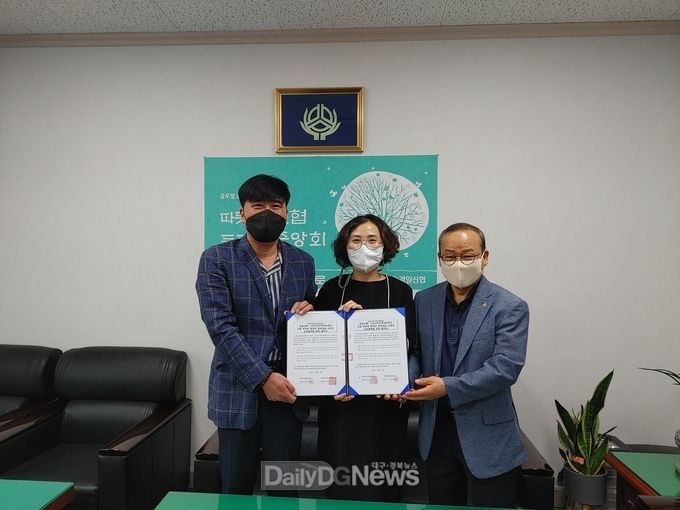 경일신협이 하양읍장과 지역아동센터장이 참석한 가운데 ‘신협 어부바 원어민 영어교실’협약식을 맺고 있다.
