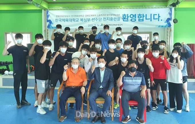 김성조 사장이 한체대 복싱부선수단과 기념촬영을 하고 있다