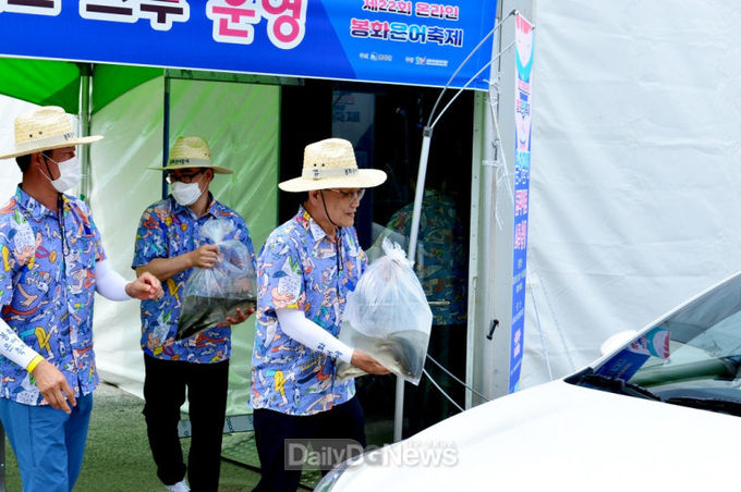 봉화축제관광재단)2020년 은어축제 드라이브 스루에서 직접 은어를 판매하는 엄태항 봉화군수