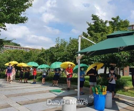 경산시공무원노동조합, 선별진료소에 무더위 예방 우산 비치