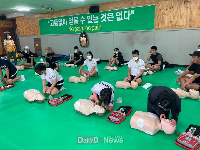 대구공업대학교 공군부사관과 학생들이 응급처치강사과정을 실습하고 있는 모습. (사진=대구공업대 제공)