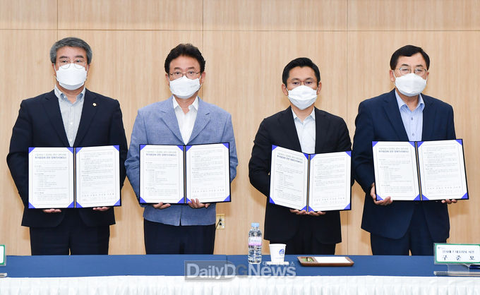 경상북도와 경주시가 7월 23일 경주화백컨벤션센터(HICO)에서 일지테크(대표 구준모)와 투자금액 815억 원, 50명의 신규고용창출을 내용으로 하는 리쇼어링* 투자양해각서(MOU)를 체결하고 기념촬영을 하고 있다.