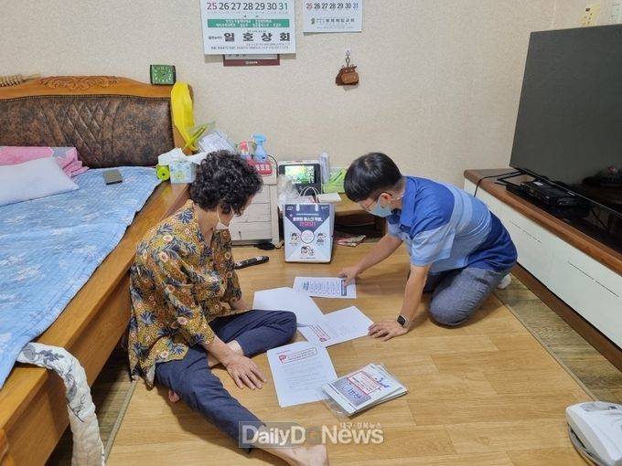 가정을 방문해 폭염 관련 교육을 시행한 봉화군