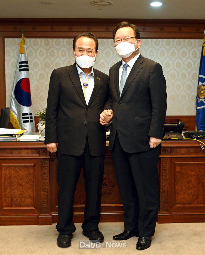 군위군 김영만 군수가 7월 22일 국무총리실을 방문, 김부겸 국무총리와 면담을 갖고 군위군의 대구시 편입과 통합신공항 건설 등 지역현안에 대해 설명한 뒤 기념촬영을 하고 있다.