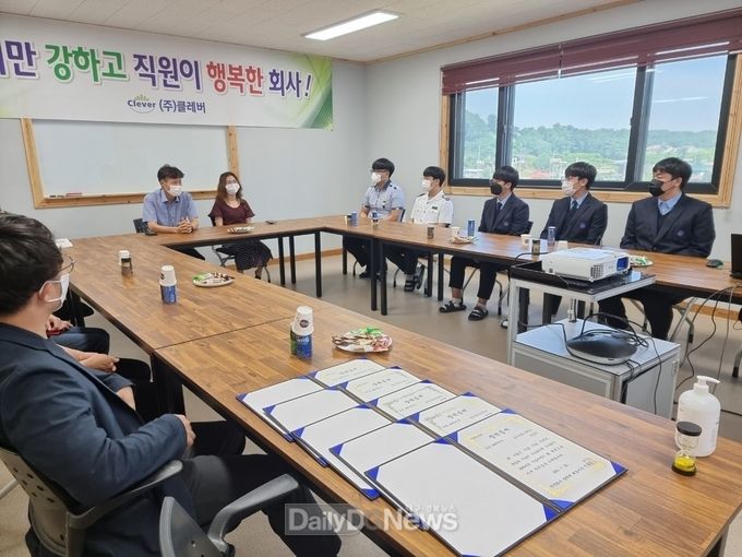 (주)클레버, 경북교육청 우수 기능인재에 장학금 수여