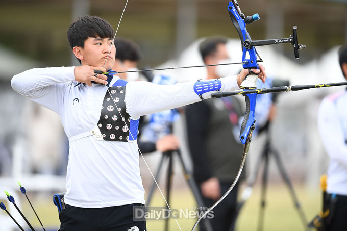 예천군 경북일고등학교 김제덕 선수가 7월 26일 일본 도쿄 유메노시마 공원 양궁장에서 개최된 양궁 남자 단체전에서 활시위를 당기고 있다.