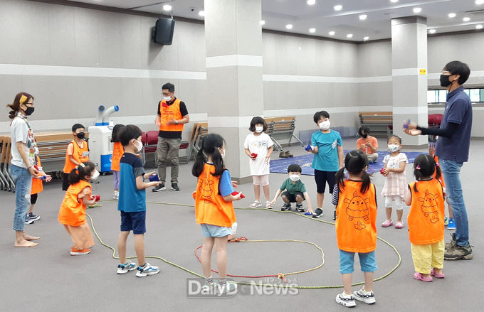 놀이활동가와 어린이들이 놀이활동을 하고 있다