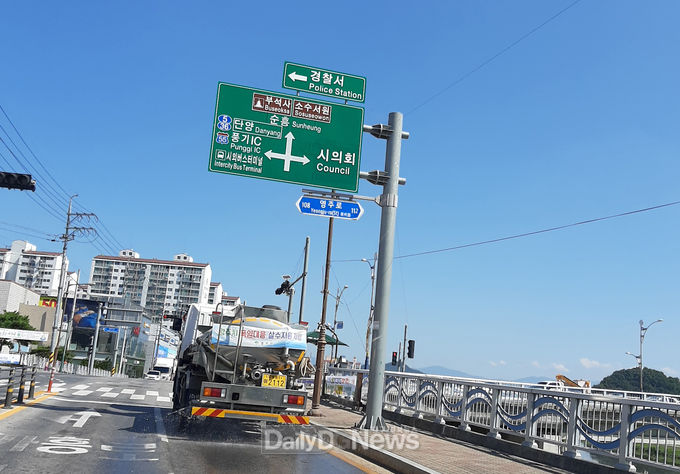 폭염을 대비해 주요 간선도로에 살수 작업을 시행하고 있다.