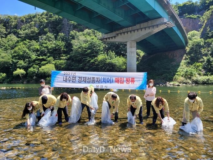 문경댐 비롯한 주요 하천 및 저수지 14개소에 쏘가리 등 치어 4종, 22만 7천 마리 방류