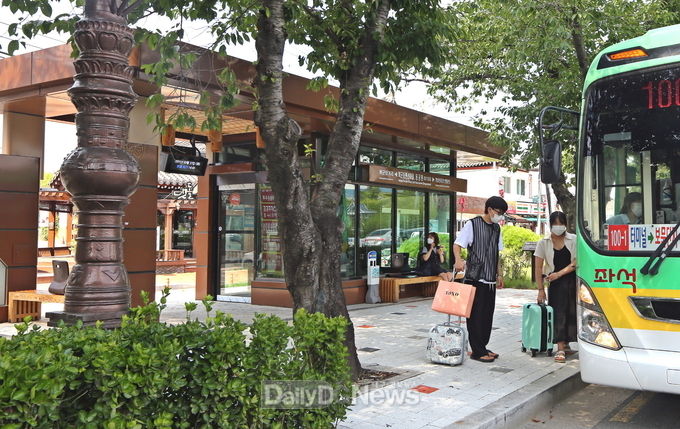 동궁원 앞 미세먼지 안심 시내버스 정류장 실외 모습.