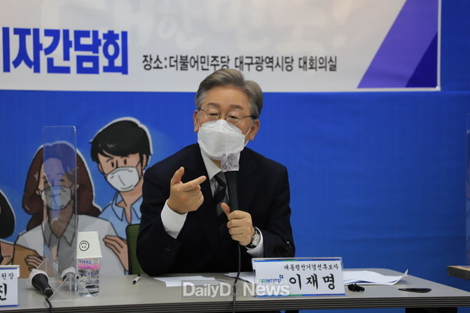 이재명 더불어민주당 대통령 선거 경선 후보자가 30일 대구를 찾아 기자들의 질문에 대답하고 있다. (사진=이준호 기자)